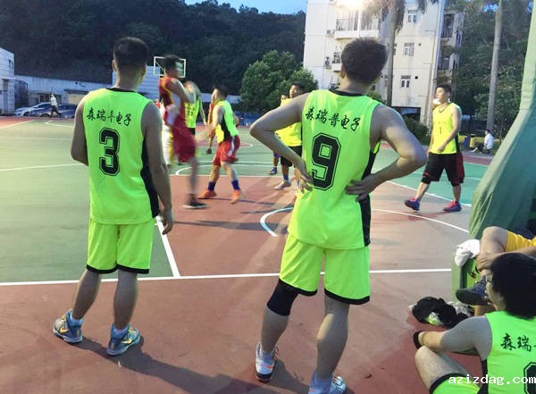 米兰app体育官方入口下载手机版电子球队休息的队员给场上队友助威