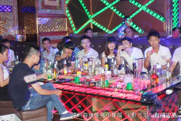 同事们在欣赏歌曲的同时也在欢快的品尝美酒美食